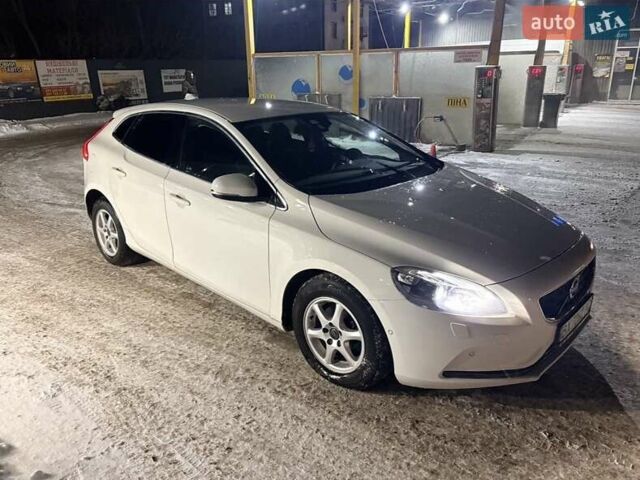 Білий Вольво V40, об'ємом двигуна 1.6 л та пробігом 172 тис. км за 10800 $, фото 1 на Automoto.ua