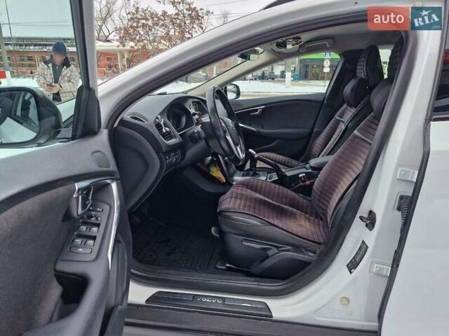 Білий Вольво V40, об'ємом двигуна 1.56 л та пробігом 259 тис. км за 8700 $, фото 5 на Automoto.ua