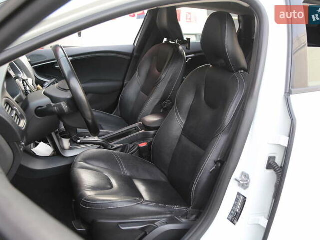 Белый Вольво В40, объемом двигателя 1.56 л и пробегом 144 тыс. км за 11900 $, фото 8 на Automoto.ua