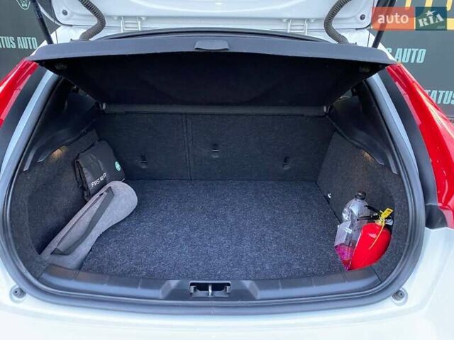 Белый Вольво В40, объемом двигателя 1.6 л и пробегом 139 тыс. км за 12700 $, фото 9 на Automoto.ua