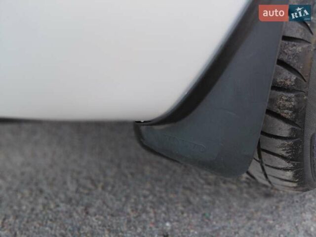 Белый Вольво В40, объемом двигателя 1.56 л и пробегом 118 тыс. км за 11600 $, фото 12 на Automoto.ua