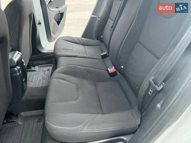 Белый Вольво В40, объемом двигателя 1.56 л и пробегом 309 тыс. км за 9500 $, фото 9 на Automoto.ua