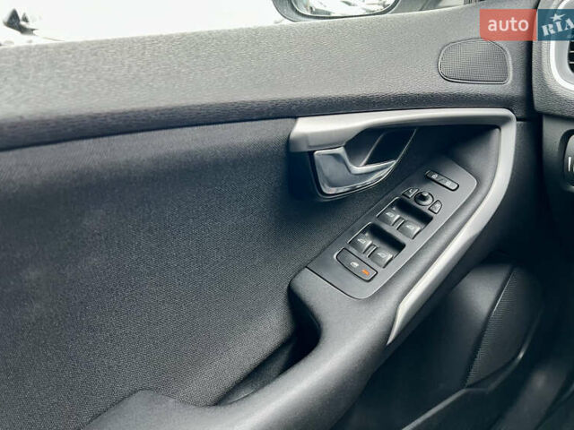 Білий Вольво V40, об'ємом двигуна 1.56 л та пробігом 310 тис. км за 9999 $, фото 17 на Automoto.ua