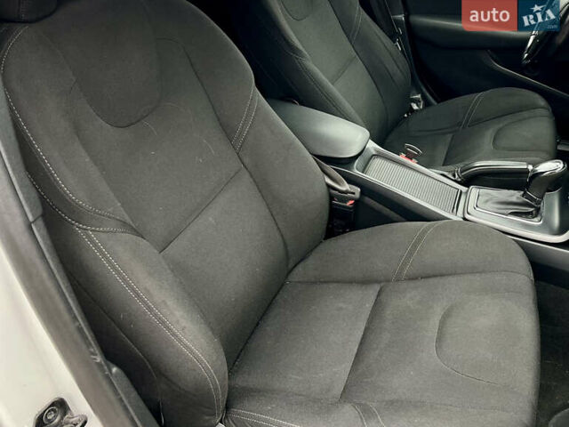 Білий Вольво V40, об'ємом двигуна 1.56 л та пробігом 310 тис. км за 10500 $, фото 48 на Automoto.ua