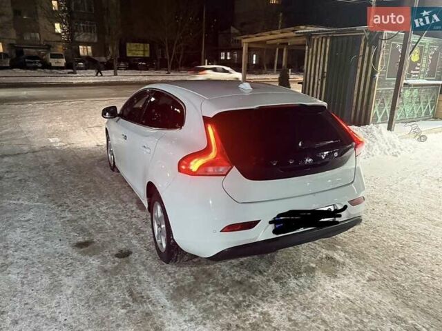 Білий Вольво V40, об'ємом двигуна 1.6 л та пробігом 172 тис. км за 10800 $, фото 2 на Automoto.ua