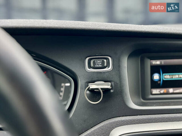 Білий Вольво V40, об'ємом двигуна 1.56 л та пробігом 310 тис. км за 9999 $, фото 31 на Automoto.ua