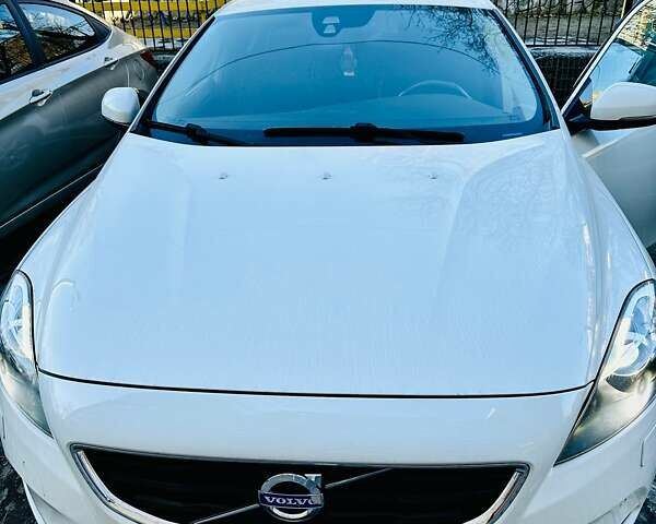 Білий Вольво V40, об'ємом двигуна 1.6 л та пробігом 172 тис. км за 10400 $, фото 1 на Automoto.ua
