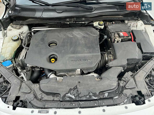 Белый Вольво В40, объемом двигателя 1.56 л и пробегом 309 тыс. км за 9500 $, фото 8 на Automoto.ua