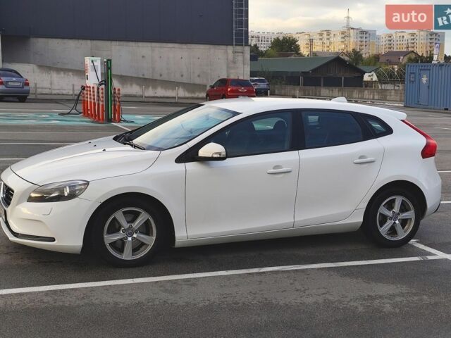 Білий Вольво V40, об'ємом двигуна 1.56 л та пробігом 202 тис. км за 9900 $, фото 2 на Automoto.ua