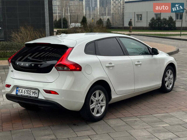 Белый Вольво В40, объемом двигателя 1.6 л и пробегом 309 тыс. км за 8900 $, фото 4 на Automoto.ua