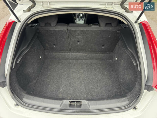 Белый Вольво В40, объемом двигателя 1.56 л и пробегом 242 тыс. км за 9999 $, фото 16 на Automoto.ua