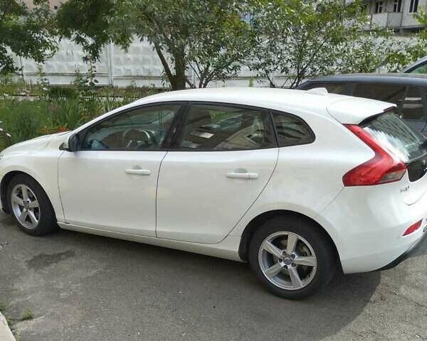 Білий Вольво V40, об'ємом двигуна 1.56 л та пробігом 158 тис. км за 10000 $, фото 1 на Automoto.ua
