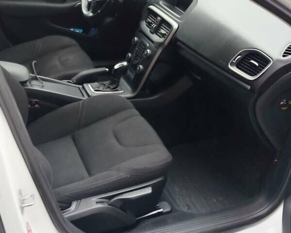 Белый Вольво В40, объемом двигателя 1.6 л и пробегом 220 тыс. км за 12000 $, фото 11 на Automoto.ua