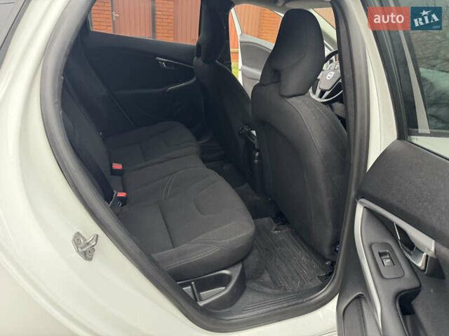 Белый Вольво В40, объемом двигателя 1.56 л и пробегом 242 тыс. км за 9999 $, фото 17 на Automoto.ua