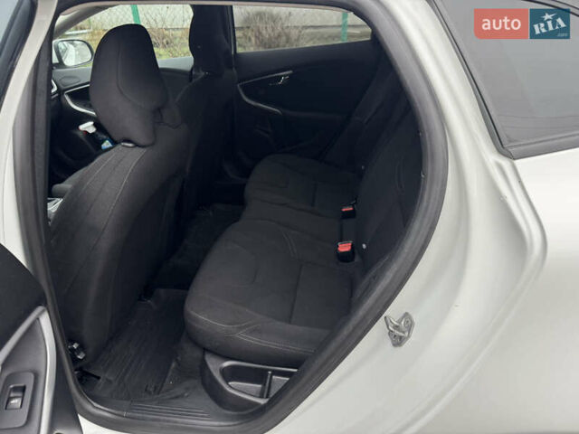 Белый Вольво В40, объемом двигателя 1.56 л и пробегом 242 тыс. км за 9999 $, фото 15 на Automoto.ua