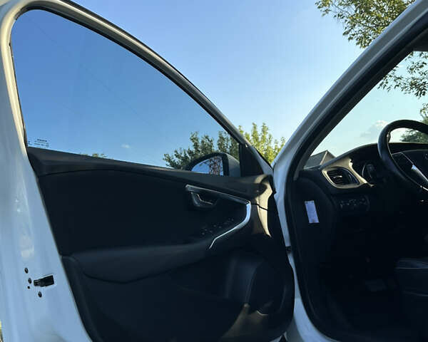 Білий Вольво V40, об'ємом двигуна 1.98 л та пробігом 317 тис. км за 12750 $, фото 16 на Automoto.ua