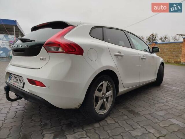 Белый Вольво В40, объемом двигателя 1.6 л и пробегом 220 тыс. км за 12000 $, фото 5 на Automoto.ua