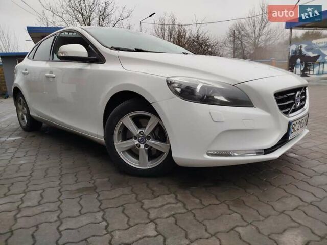 Белый Вольво В40, объемом двигателя 1.6 л и пробегом 220 тыс. км за 12000 $, фото 2 на Automoto.ua