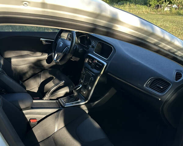 Білий Вольво V40, об'ємом двигуна 1.98 л та пробігом 317 тис. км за 12750 $, фото 18 на Automoto.ua