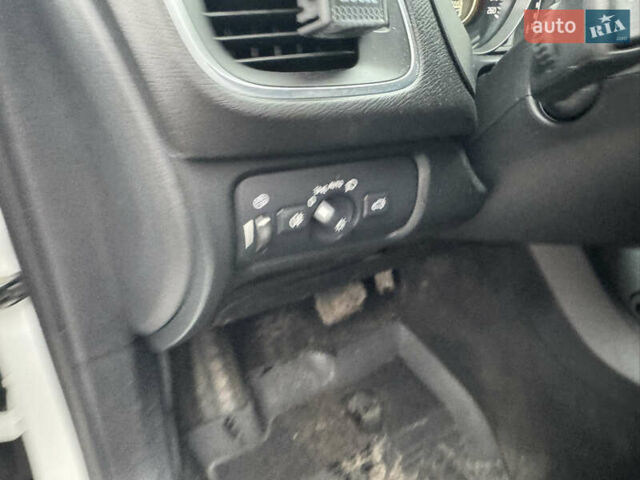 Белый Вольво В40, объемом двигателя 1.56 л и пробегом 242 тыс. км за 9999 $, фото 11 на Automoto.ua