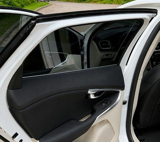 Білий Вольво V40, об'ємом двигуна 1.6 л та пробігом 196 тис. км за 12999 $, фото 13 на Automoto.ua