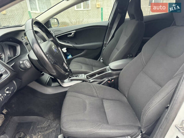 Белый Вольво В40, объемом двигателя 1.56 л и пробегом 242 тыс. км за 9999 $, фото 9 на Automoto.ua