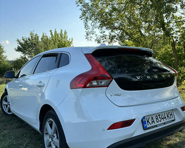Білий Вольво V40, об'ємом двигуна 1.98 л та пробігом 317 тис. км за 12750 $, фото 1 на Automoto.ua