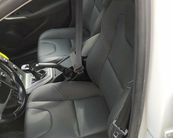 Білий Вольво V40, об'ємом двигуна 1.56 л та пробігом 158 тис. км за 10000 $, фото 4 на Automoto.ua