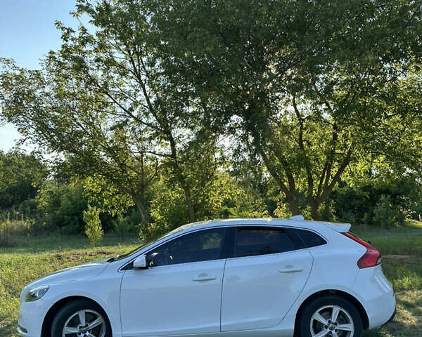 Білий Вольво V40, об'ємом двигуна 1.98 л та пробігом 317 тис. км за 12750 $, фото 2 на Automoto.ua
