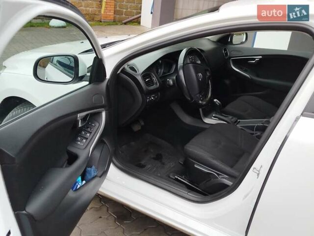 Белый Вольво В40, объемом двигателя 1.6 л и пробегом 220 тыс. км за 12000 $, фото 12 на Automoto.ua
