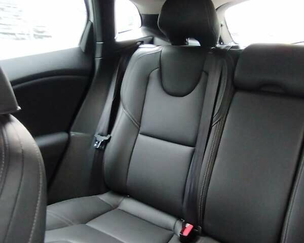 Білий Вольво V40, об'ємом двигуна 1.56 л та пробігом 158 тис. км за 10000 $, фото 7 на Automoto.ua