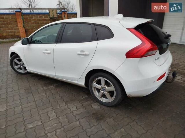 Белый Вольво В40, объемом двигателя 1.6 л и пробегом 220 тыс. км за 12000 $, фото 7 на Automoto.ua