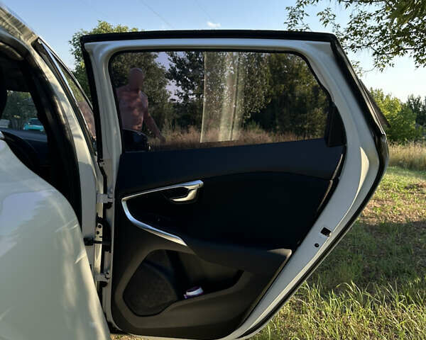 Білий Вольво V40, об'ємом двигуна 1.98 л та пробігом 317 тис. км за 12750 $, фото 20 на Automoto.ua