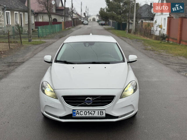Белый Вольво В40, объемом двигателя 1.56 л и пробегом 242 тыс. км за 9999 $, фото 2 на Automoto.ua