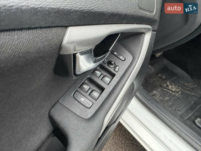 Белый Вольво В40, объемом двигателя 1.56 л и пробегом 242 тыс. км за 9999 $, фото 10 на Automoto.ua