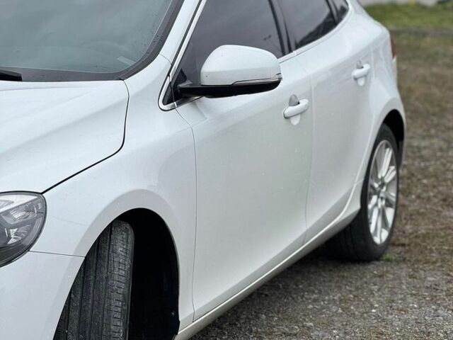 Білий Вольво V40, об'ємом двигуна 1.6 л та пробігом 195 тис. км за 13350 $, фото 13 на Automoto.ua