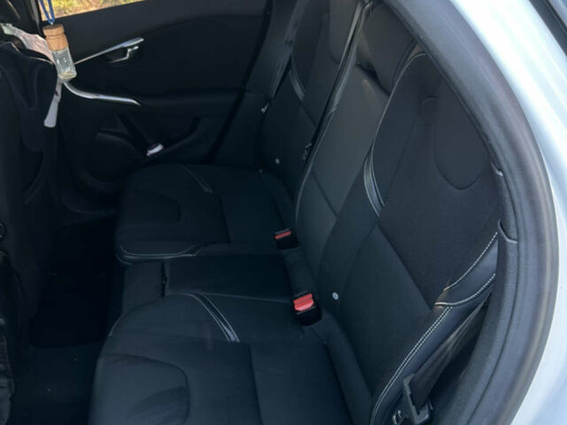 Білий Вольво V40, об'ємом двигуна 1.98 л та пробігом 317 тис. км за 12100 $, фото 24 на Automoto.ua