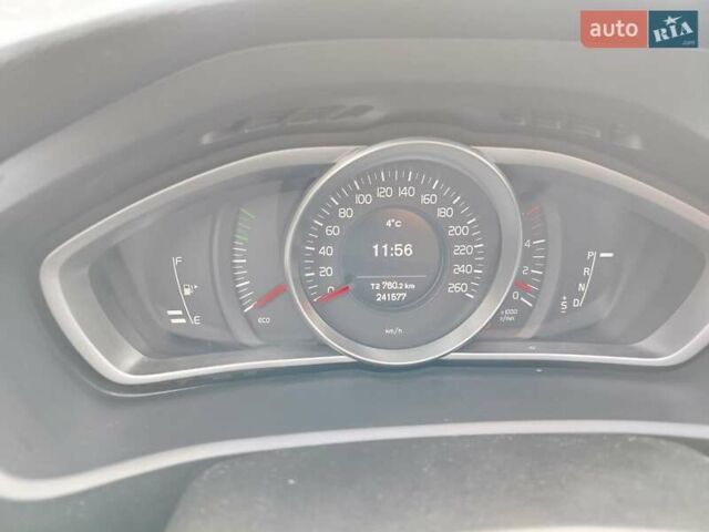 Белый Вольво В40, объемом двигателя 1.56 л и пробегом 242 тыс. км за 10000 $, фото 8 на Automoto.ua