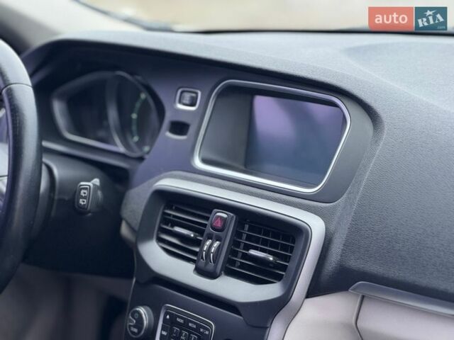 Белый Вольво В40, объемом двигателя 1.6 л и пробегом 195 тыс. км за 13600 $, фото 32 на Automoto.ua