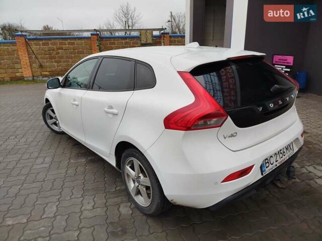 Белый Вольво В40, объемом двигателя 1.6 л и пробегом 220 тыс. км за 12000 $, фото 1 на Automoto.ua