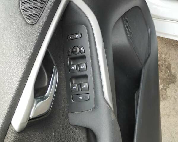 Білий Вольво V40, об'ємом двигуна 1.56 л та пробігом 158 тис. км за 10000 $, фото 5 на Automoto.ua