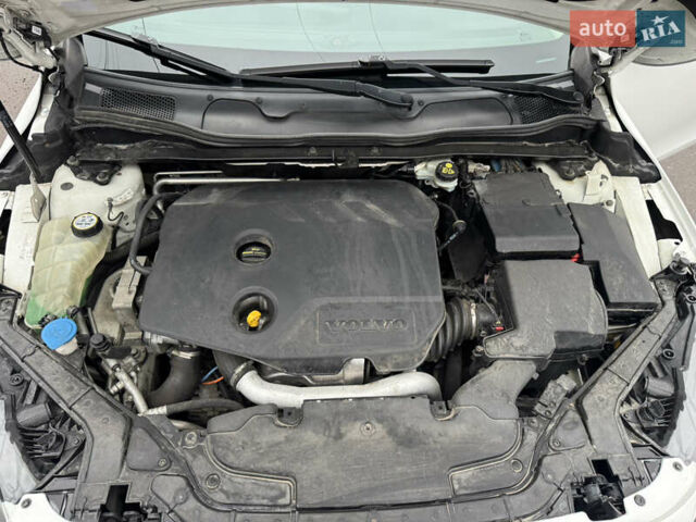 Белый Вольво В40, объемом двигателя 1.56 л и пробегом 242 тыс. км за 9999 $, фото 20 на Automoto.ua