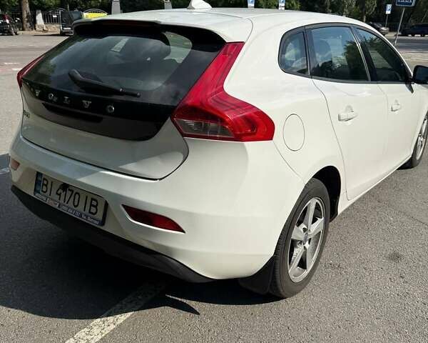 Белый Вольво В40, объемом двигателя 1.6 л и пробегом 190 тыс. км за 11300 $, фото 14 на Automoto.ua