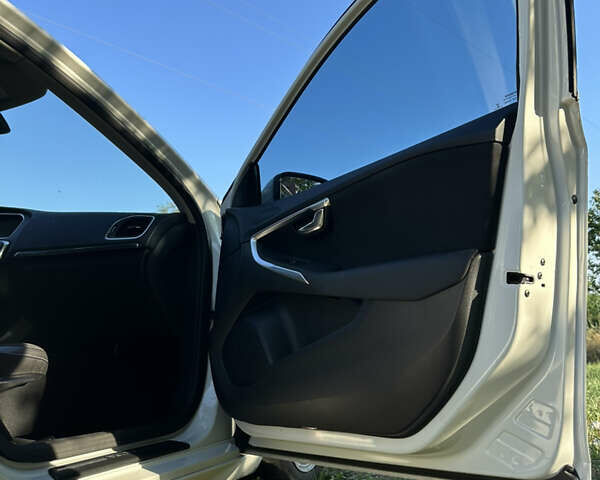 Білий Вольво V40, об'ємом двигуна 1.98 л та пробігом 317 тис. км за 12750 $, фото 19 на Automoto.ua