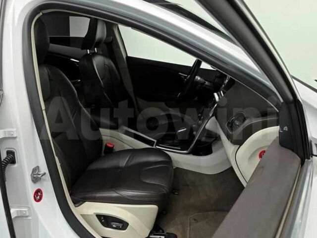 Белый Вольво В40, объемом двигателя 1.6 л и пробегом 139 тыс. км за 12250 $, фото 3 на Automoto.ua