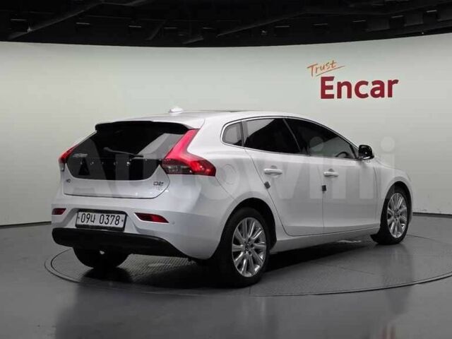 Белый Вольво В40, объемом двигателя 1.6 л и пробегом 139 тыс. км за 12250 $, фото 1 на Automoto.ua