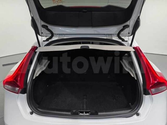 Белый Вольво В40, объемом двигателя 1.6 л и пробегом 139 тыс. км за 12250 $, фото 13 на Automoto.ua