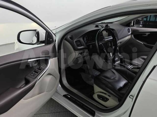 Белый Вольво В40, объемом двигателя 1.6 л и пробегом 139 тыс. км за 12250 $, фото 2 на Automoto.ua