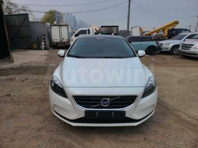 Білий Вольво V40, об'ємом двигуна 0 л та пробігом 114 тис. км за 9000 $, фото 1 на Automoto.ua