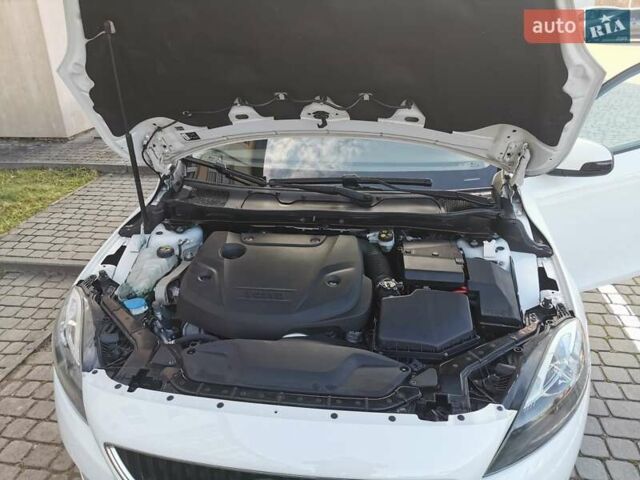Білий Вольво V40, об'ємом двигуна 1.97 л та пробігом 147 тис. км за 13999 $, фото 1 на Automoto.ua